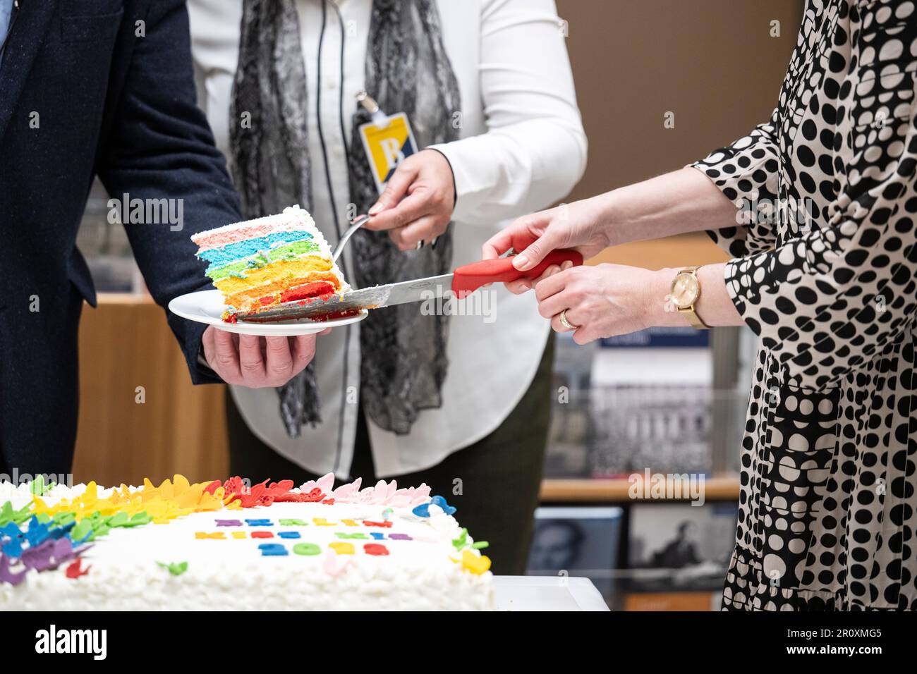 Berlin, Allemagne. 10th mai 2023. Le premier morceau du gâteau est placé sur une assiette. Le Président de la Chambre des représentants reçoit du chef du projet de lutte contre la violence gay MANEO, le rapport MANEO 2022 au Parlement de l'État. Credit: Hannes P. Albert/dpa/Alay Live News Banque D'Images