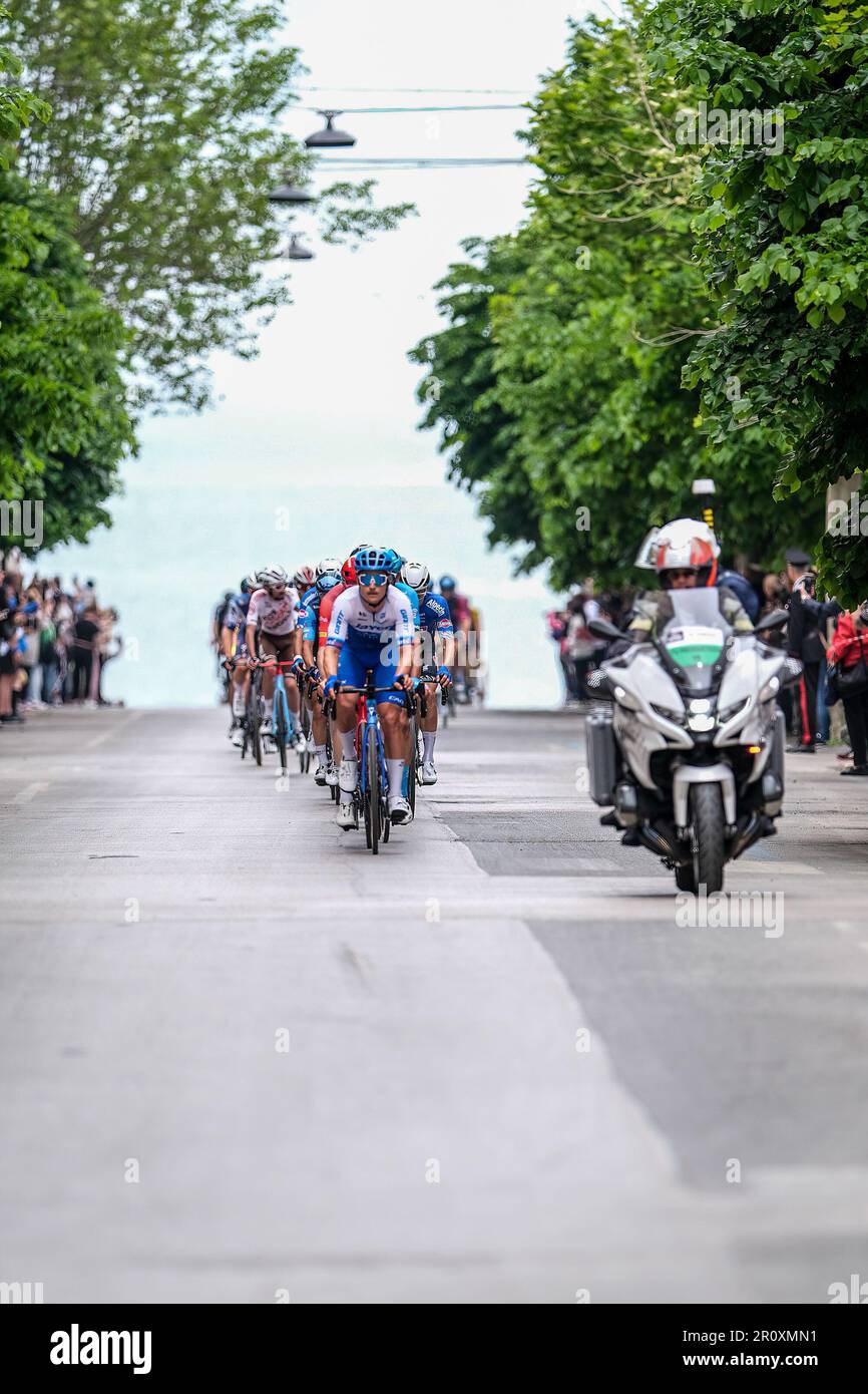 Termoli, Italie. 08th mai 2023. Campbell Stewart de la Nouvelle-Zélande et Team Jayco Alula dirige le groupe pendant la troisième phase du 106th Giro d'Italia 2023 - transit à Termoli. Crédit : SOPA Images Limited/Alamy Live News Banque D'Images