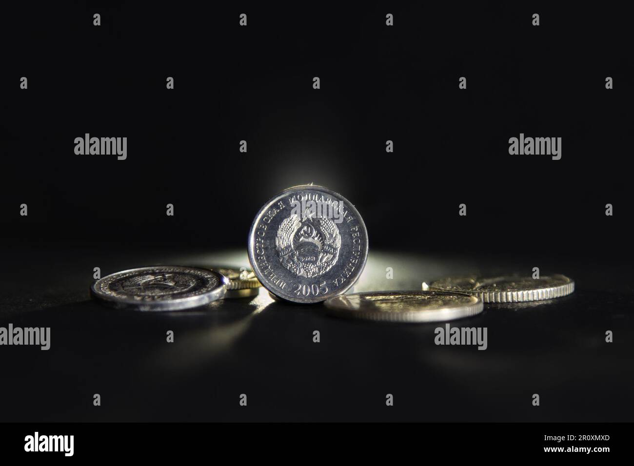 Photo de pièces empilées de roubles de transnistrie. Le rouble est la