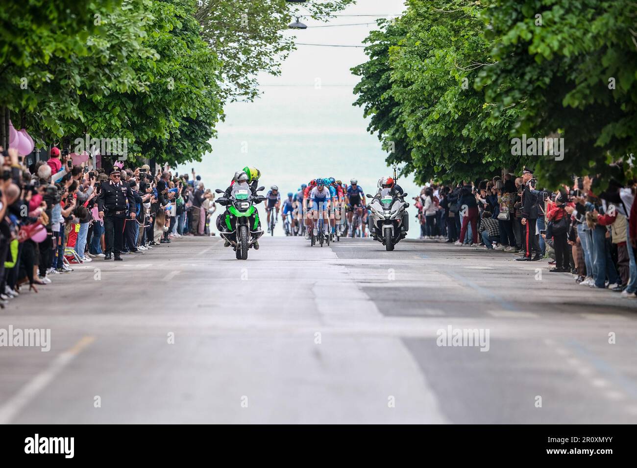 Termoli, Italie. 08th mai 2023. Campbell Stewart de la Nouvelle-Zélande et Team Jayco Alula dirige le groupe pendant la troisième phase du 106th Giro d'Italia 2023 - transit à Termoli. (Photo par Davide Di Lalla/SOPA Images/Sipa USA) crédit: SIPA USA/Alay Live News Banque D'Images