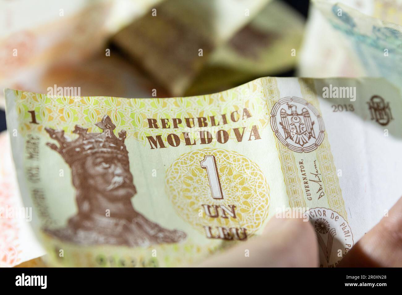 Photo de billets empilés de 1 moldovan lei. Le leu est la monnaie de la Moldavie. Comme le leu roumain, le leu moldave est subdivisé en 100 Banque D'Images