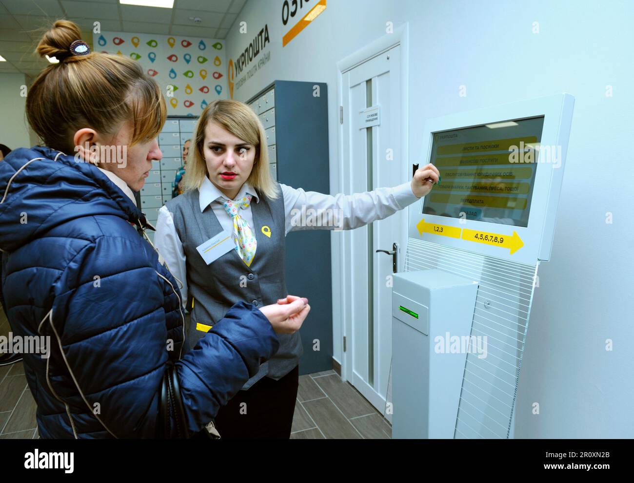 Au bureau de poste Femme employée postale montrant au visiteur comment