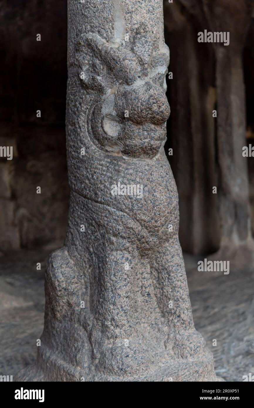 À Mahabalipuram, Tamil Nadu, en Inde, les sculptures sur piliers sont des éléments esthétiques exceptionnels qui rehaussent la beauté et l'importance de la ville. Banque D'Images