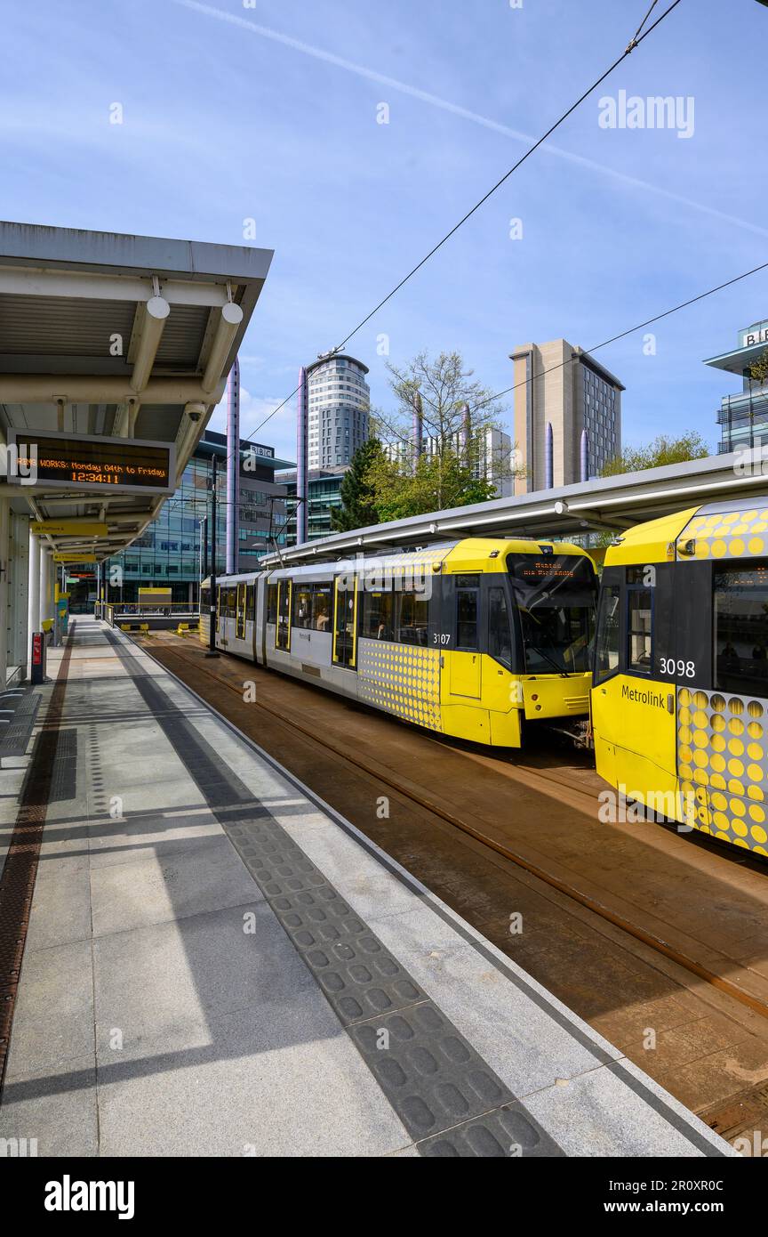 Le tramway Manchester Metrolink vous attend à un arrêt de tramway dans le Grand Manchester, en Angleterre. Banque D'Images