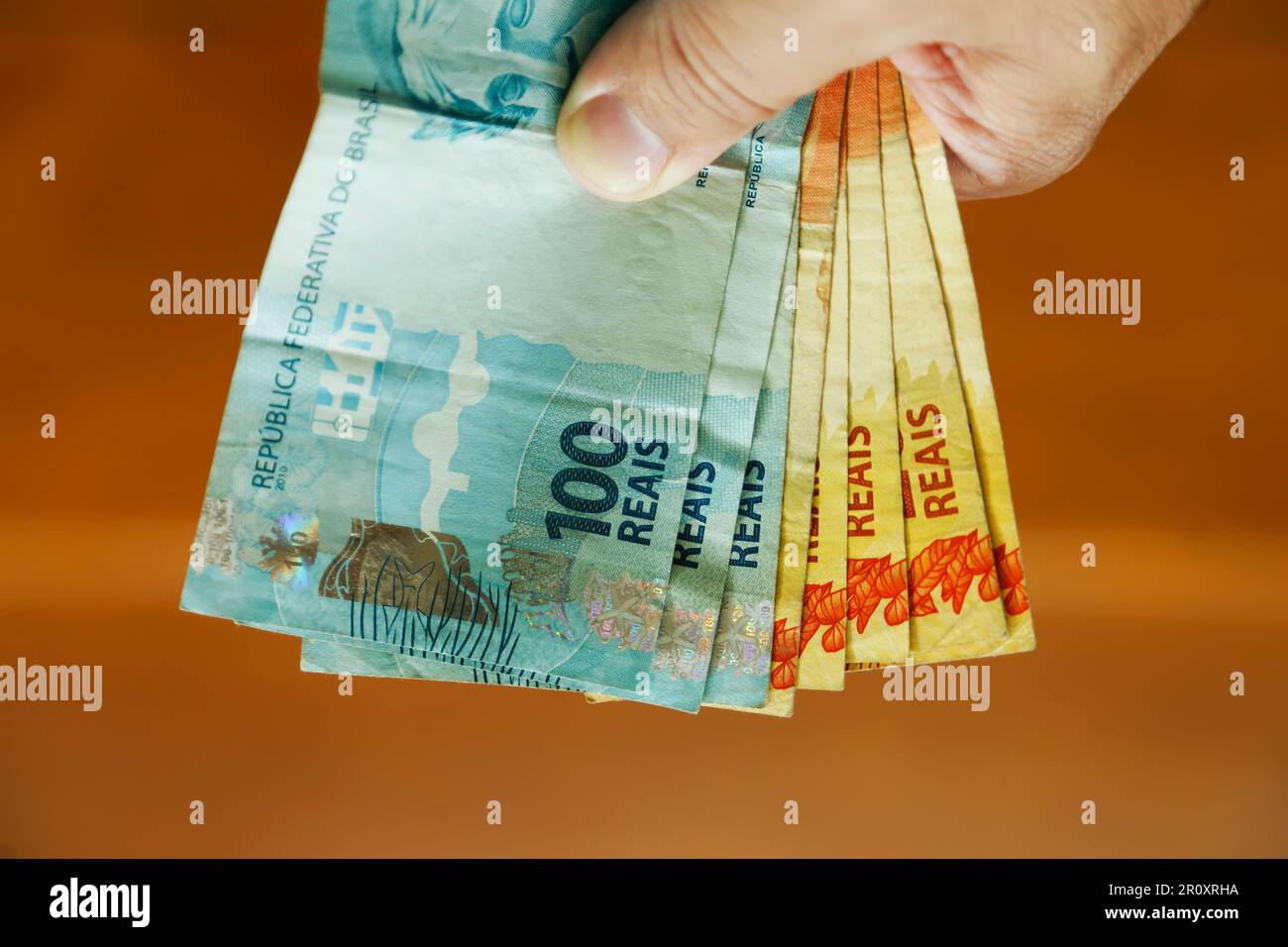 recevoir un paiement avec de l'argent du brésil - plusieurs centaines de billets Banque D'Images