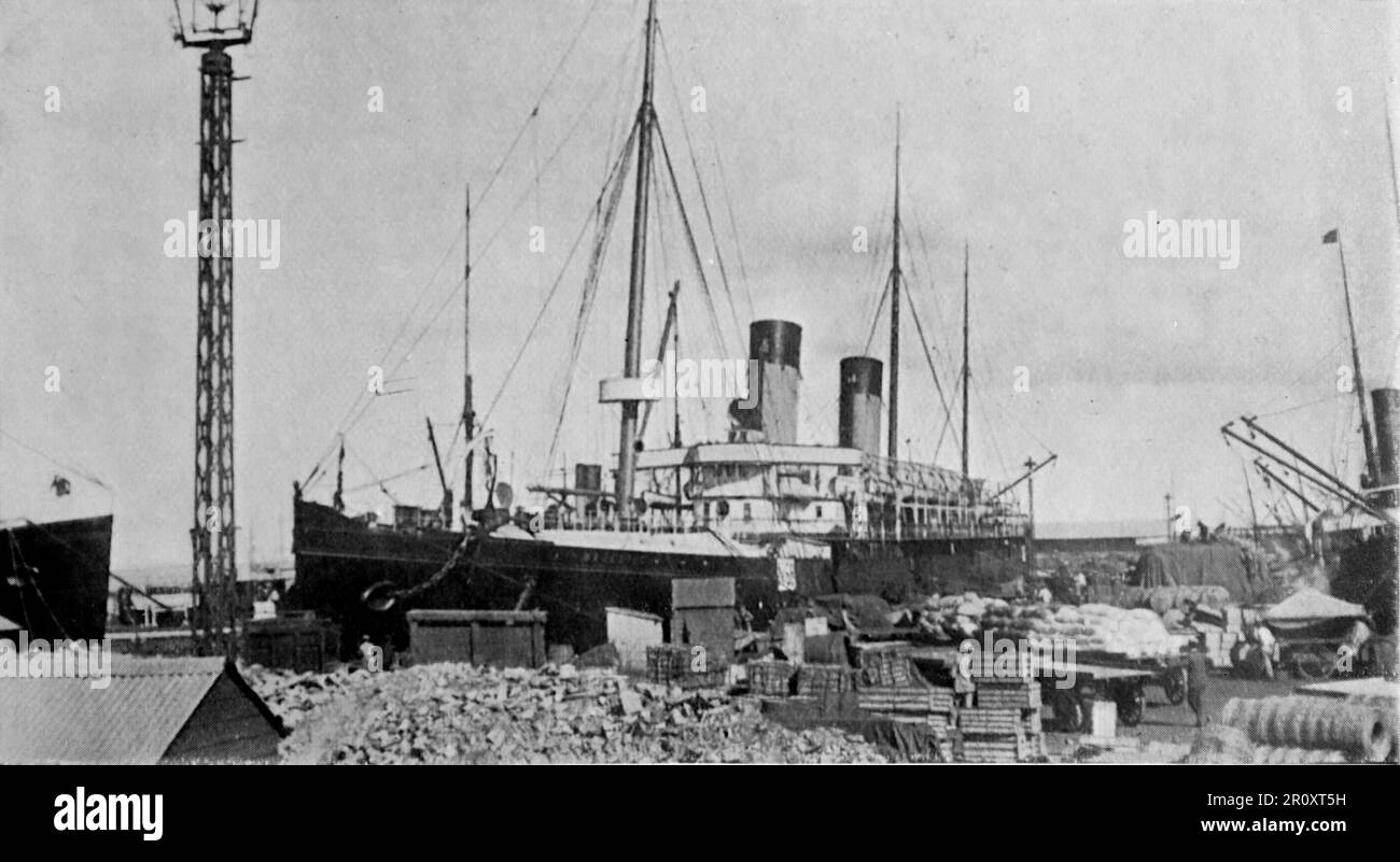 La guerre des Boers, également connue sous le nom de Seconde Guerre des Boers, la guerre sud-africaine et la guerre des Anglo-Boers. Cette image montre: Les Docks bondés au Cap: La R.M.S. Majestic prend beaucoup de place. Photo originale de “Marine et Armée”, c1899. Banque D'Images