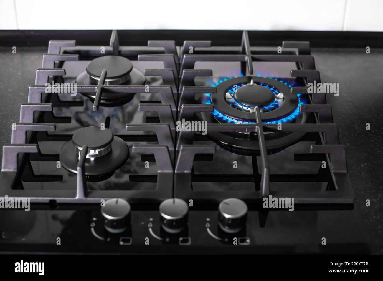 table de cuisson en vitrocéramique noire intégrée avec brûleur à gaz