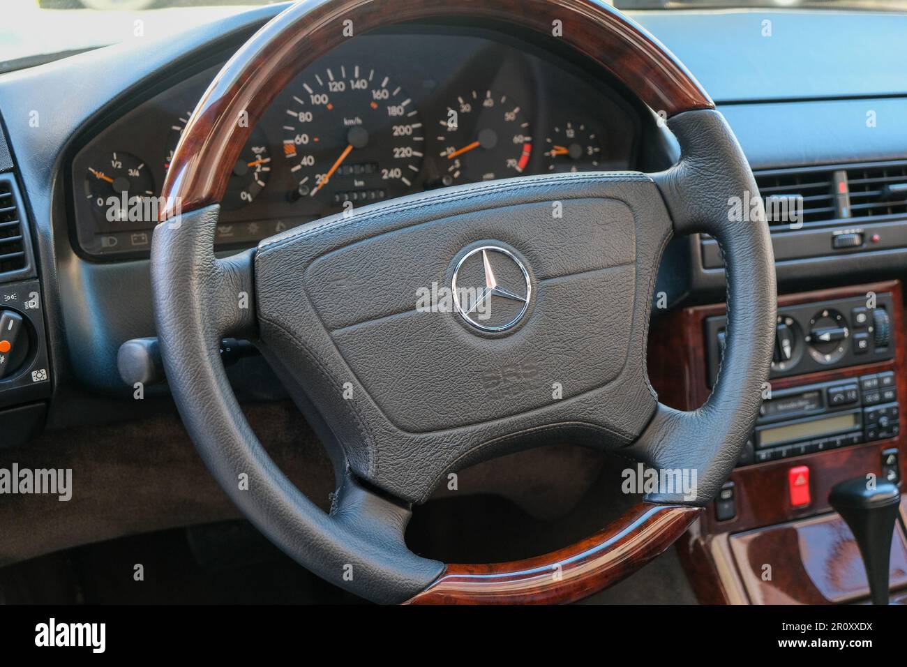 Gros plan sur la roue avec logo Mercedes avec l'intérieur de l'ancien écran Mercedes. Banque D'Images