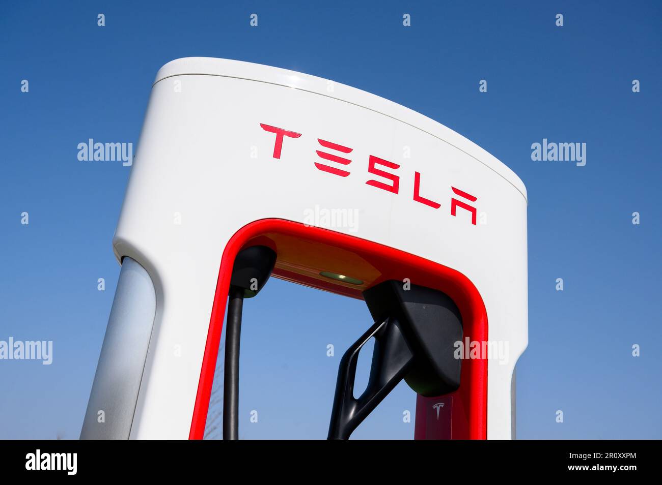 Tesla Supercharger dans une station de service d'autoroute en Angleterre. Banque D'Images