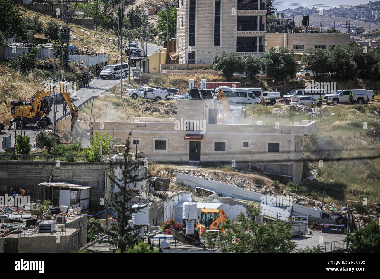 Jérusalem, Israël. 10th mai 2023. Les bulldozers israéliens démolissent des maisons résidentielles dans le quartier de Jabal Mukaber à Jérusalem-est. Des machines lourdes appartenant à la municipalité ont démoli deux maisons dans la région de 'Khilat al-Abed', dans la ville de Jabal al-Mukaber, à l'est de Jérusalem, appartenant aux frères Firas et Ali Shuqairat, sous prétexte de ne pas obtenir de permis. (Photo de Saeed QAQ/SOPA Images/Sipa USA) Credit: SIPA USA/Alay Live News Banque D'Images