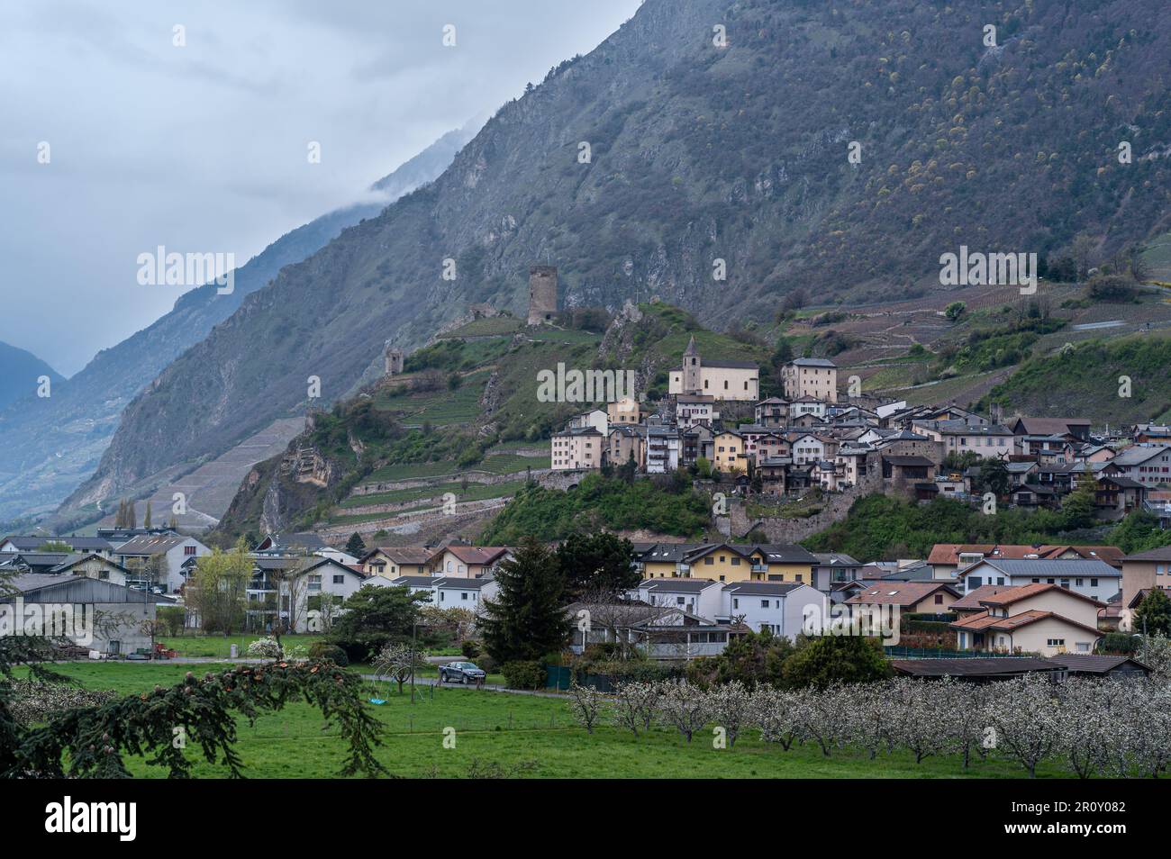 Célèbre château historique de Tourbillon et basilique de la Valère dans la montagne avec le village. Sion, canton du Valais, Suisse. Banque D'Images