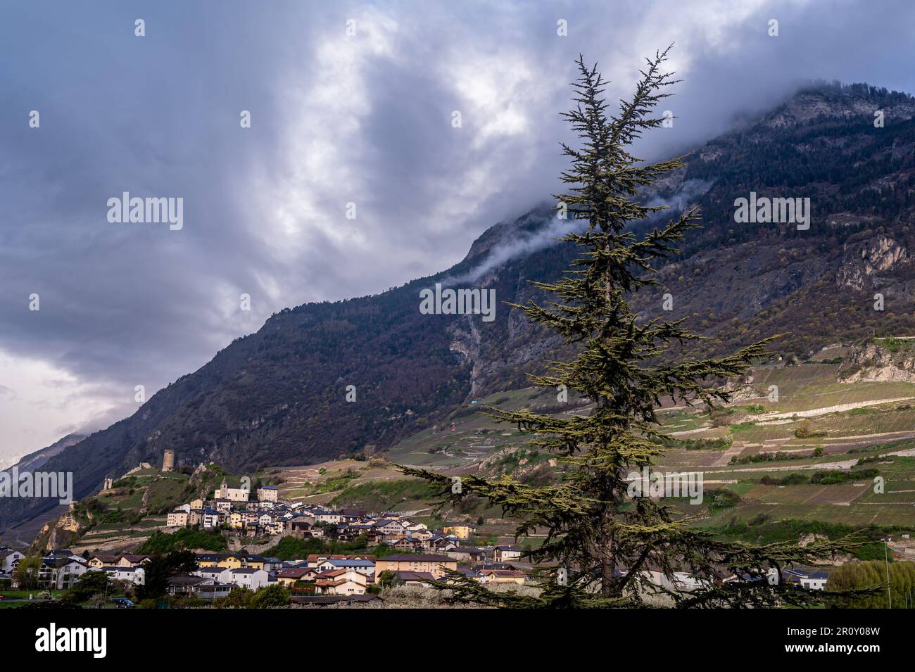 Célèbre château historique de Tourbillon et basilique de la Valère dans la montagne avec le village. Sion, canton du Valais, Suisse. Banque D'Images
