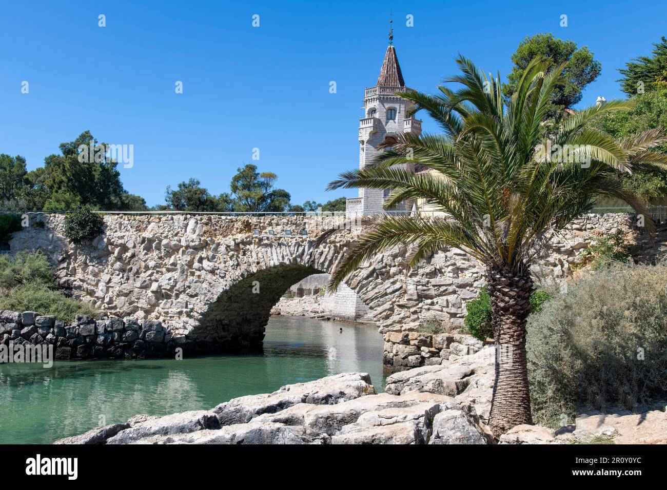 Vue sur le pont en pierre et l'eau en face du Musée Condes de Castro Guimaraes à Cascais, quartier de Lisbonne, Portugal Banque D'Images