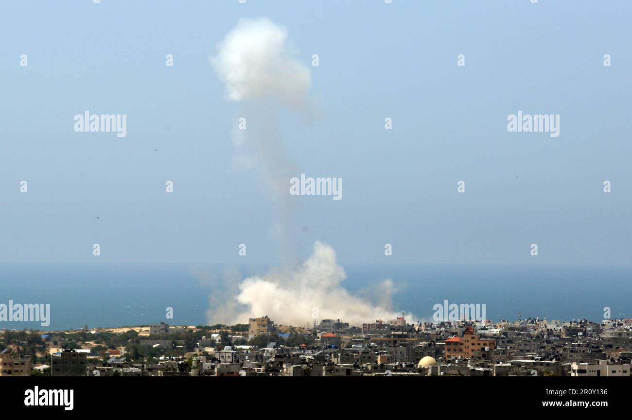 Des fumigènes se sont enfuis à la suite des frappes militaires israéliennes à Rafah, dans le sud de la bande de Gaza, mercredi à 10 mai 2023. Photo par Ismael Mohamad/UPI crédit: UPI/Alay Live News Banque D'Images