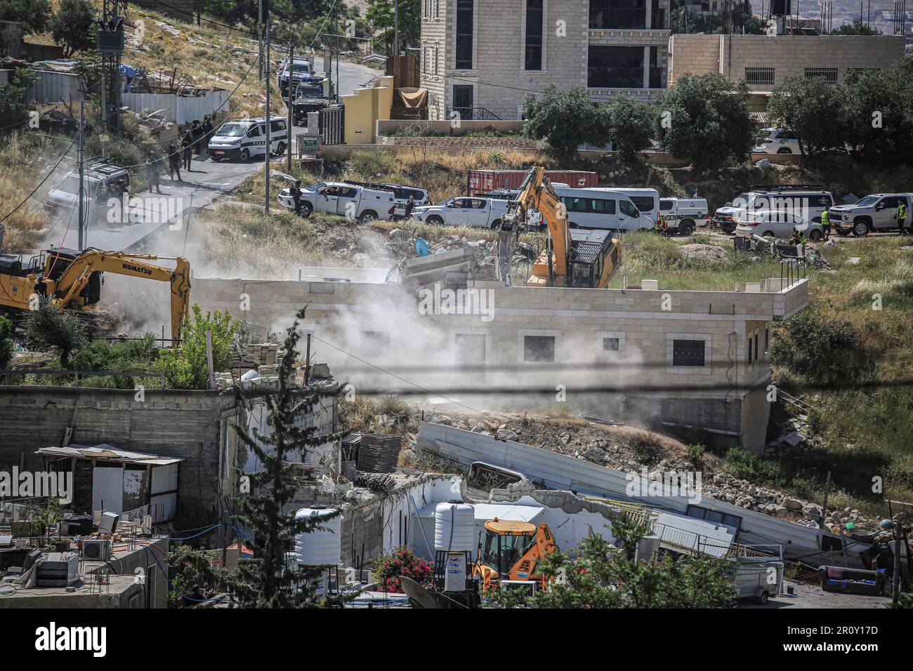 Jérusalem, Israël. 10th mai 2023. Les bulldozers israéliens démolissent des maisons résidentielles dans le quartier de Jabal Mukaber à Jérusalem-est. Des machines lourdes appartenant à la municipalité ont démoli deux maisons dans la région de 'Khilat al-Abed', dans la ville de Jabal al-Mukaber, à l'est de Jérusalem, appartenant aux frères Firas et Ali Shuqairat, sous prétexte de ne pas obtenir de permis. Crédit : SOPA Images Limited/Alamy Live News Banque D'Images