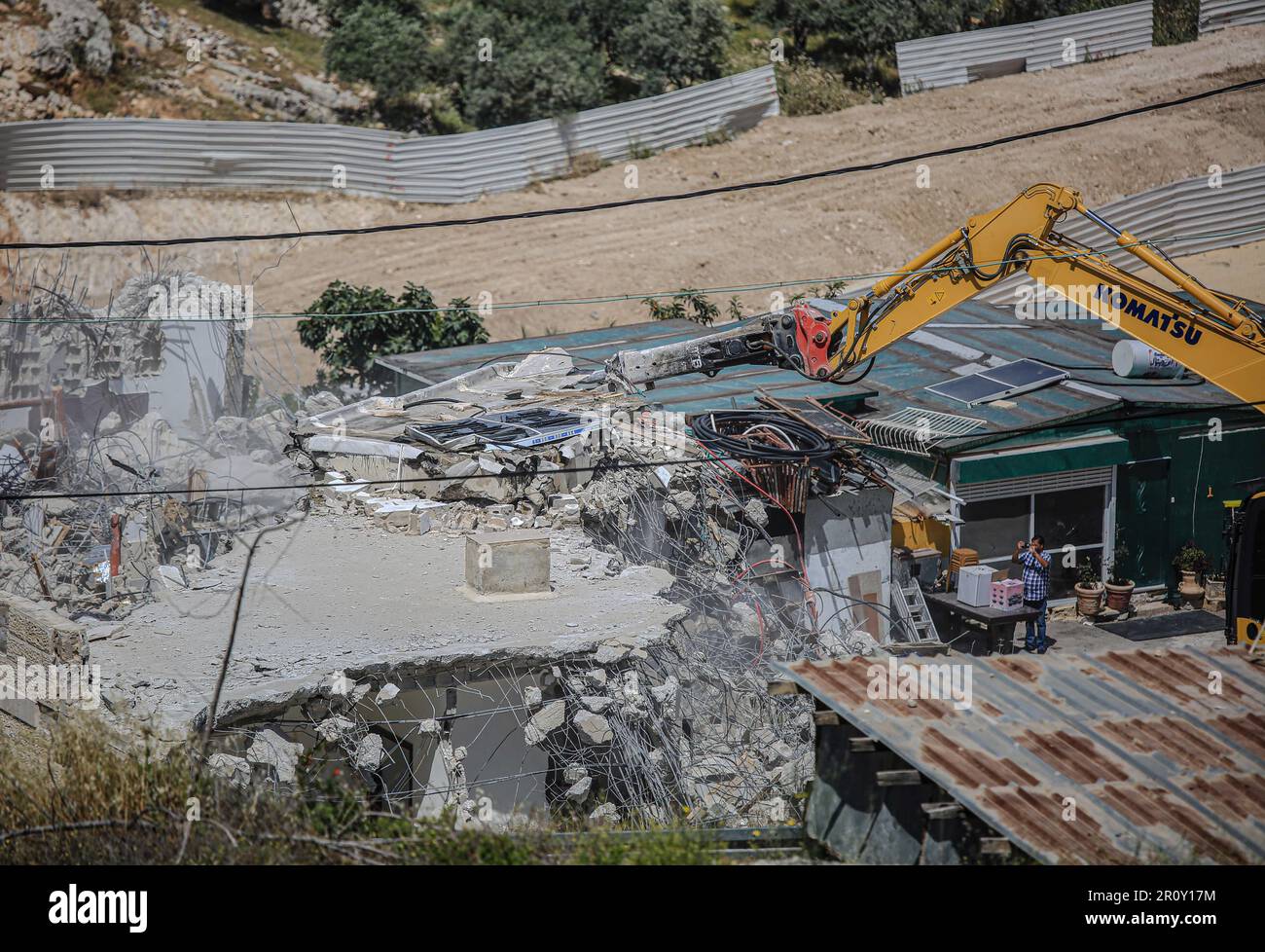 Jérusalem, Israël. 10th mai 2023. Les bulldozers israéliens démolissent des maisons résidentielles dans le quartier de Jabal Mukaber à Jérusalem-est. Des machines lourdes appartenant à la municipalité ont démoli deux maisons dans la région de 'Khilat al-Abed', dans la ville de Jabal al-Mukaber, à l'est de Jérusalem, appartenant aux frères Firas et Ali Shuqairat, sous prétexte de ne pas obtenir de permis. Crédit : SOPA Images Limited/Alamy Live News Banque D'Images