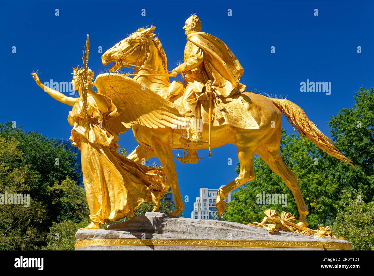 Monument de William Tecumseh Sherman, dans sa gloire dorée, mais couronné en pics de pigeon. Banque D'Images