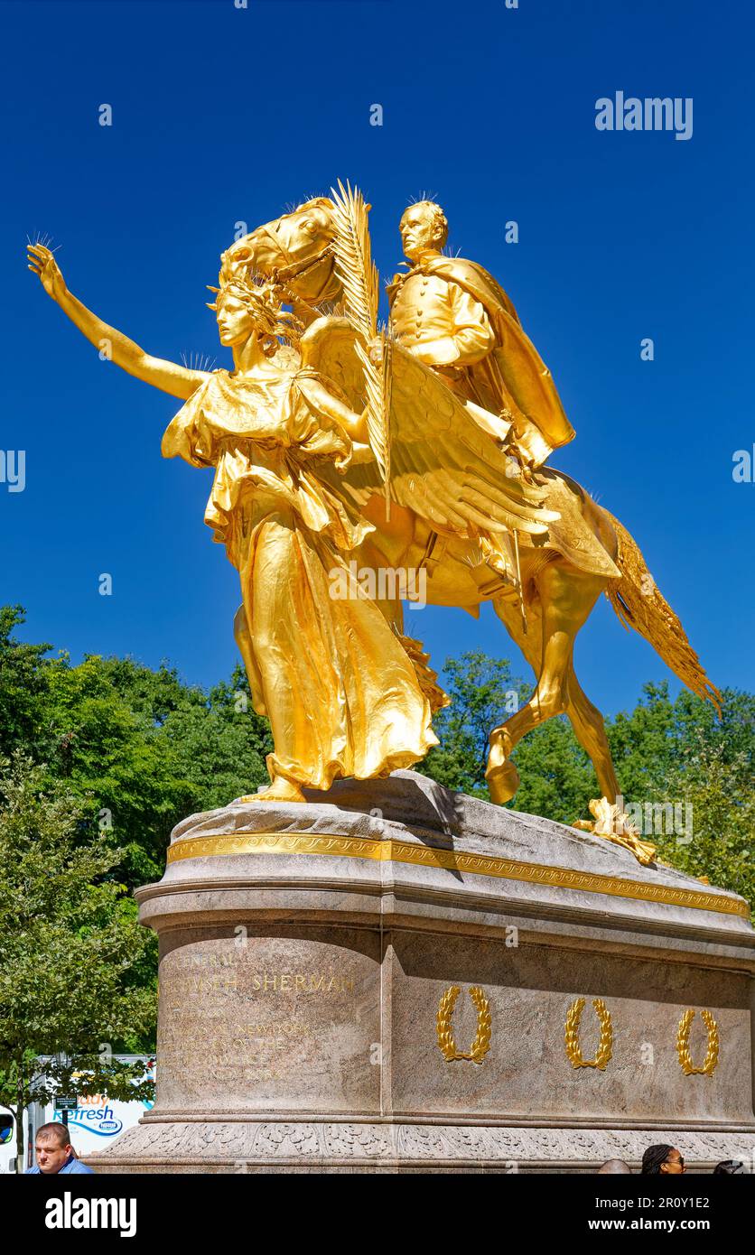 Monument de William Tecumseh Sherman, dans sa gloire dorée, mais couronné en pics de pigeon. Banque D'Images