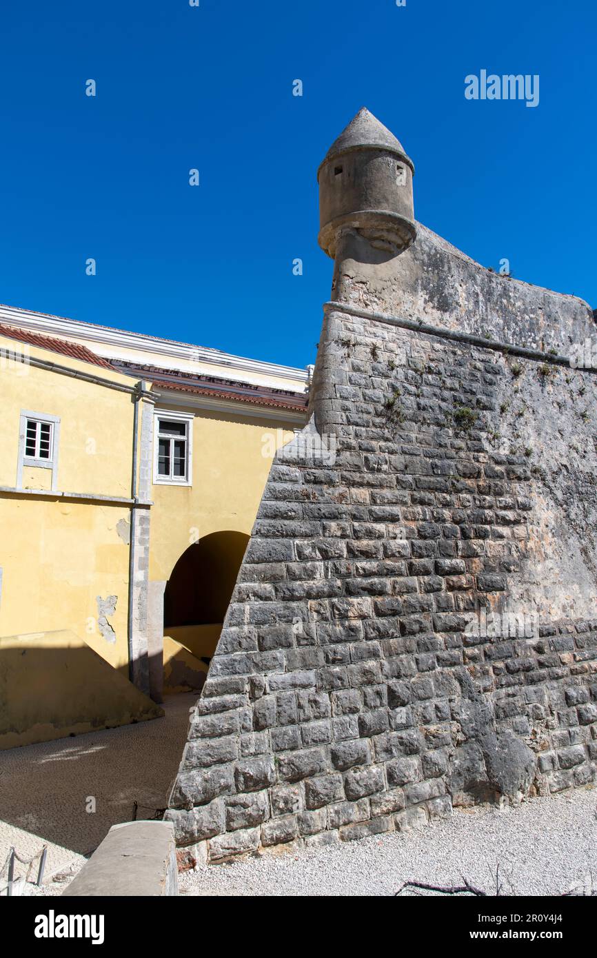 Cascais, Portugal-octobre 2022 ; vue sur le mur avec tour à l'intérieur de la Citadelle de Cascais maintenant le Musée du Palais de la Citadelle de Cascais Banque D'Images