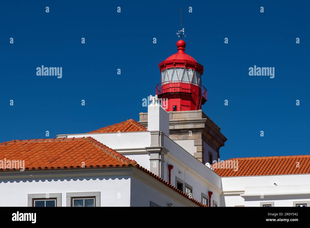 Cascais, Portugal-octobre 2022; vue à angle bas des bâtiments et de la lumière du phare de Cabo Raso dans le fort de Sao bras de Sanxete Banque D'Images