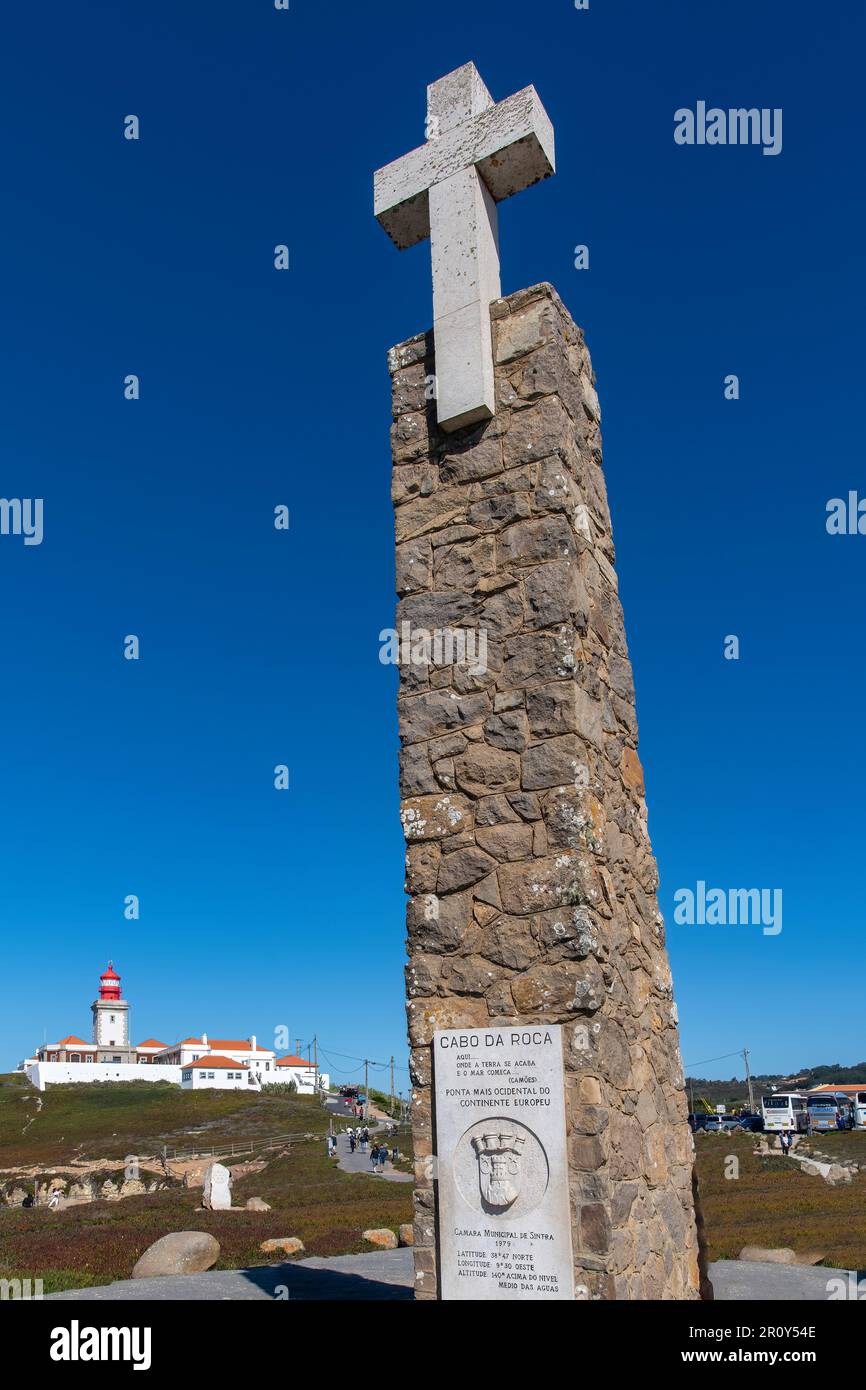 Cascais, Portugal-octobre 2022 ; vue rapprochée du monument Cabo da Roca comme point le plus à l'ouest de l'Europe continentale avec le phare de Cabo Raso Banque D'Images