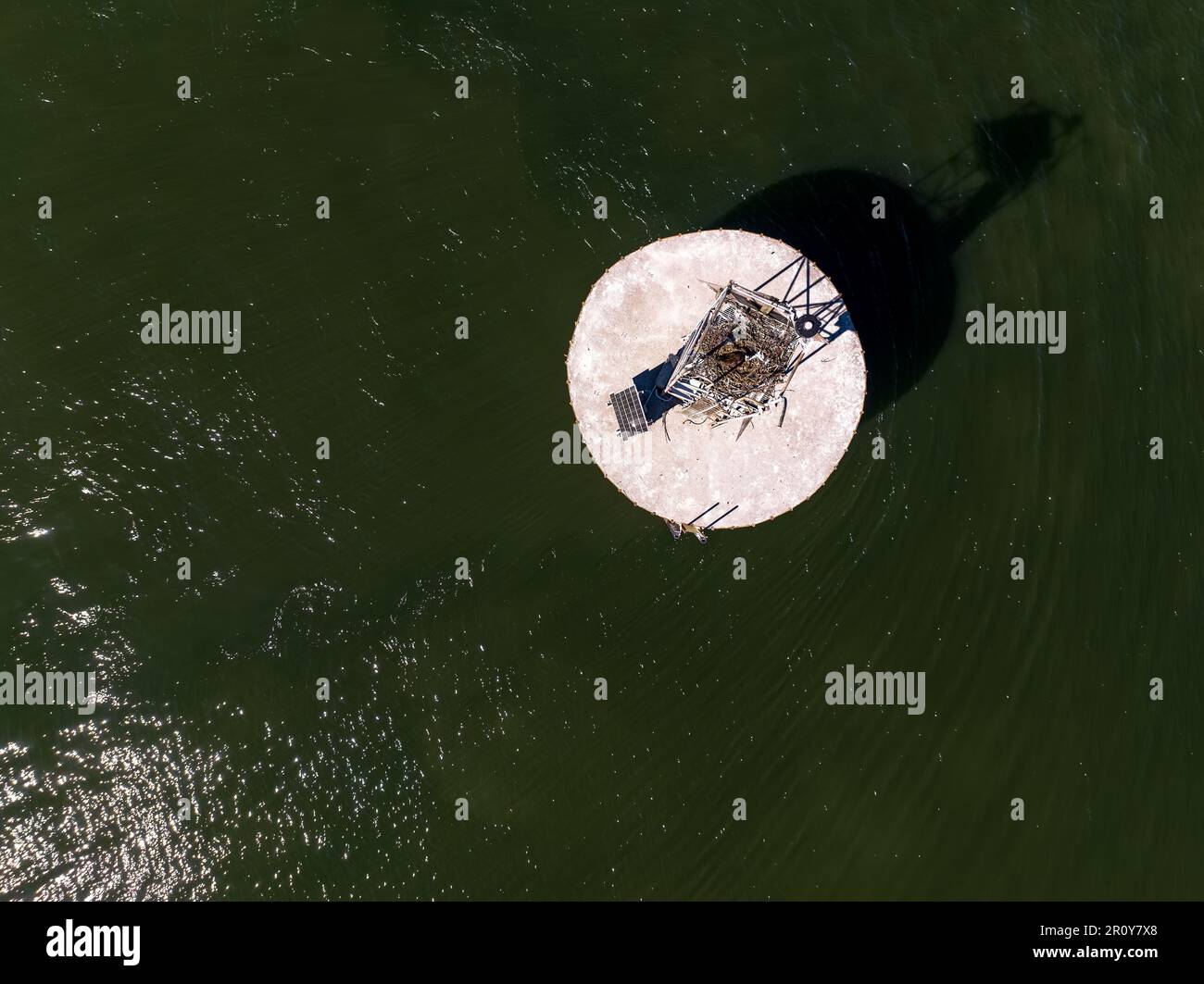 Une vue aérienne d'une base circulaire en béton avec une balise solaire et une antenne au milieu des eaux d'Oyster Bay, sur long Island, NY Banque D'Images