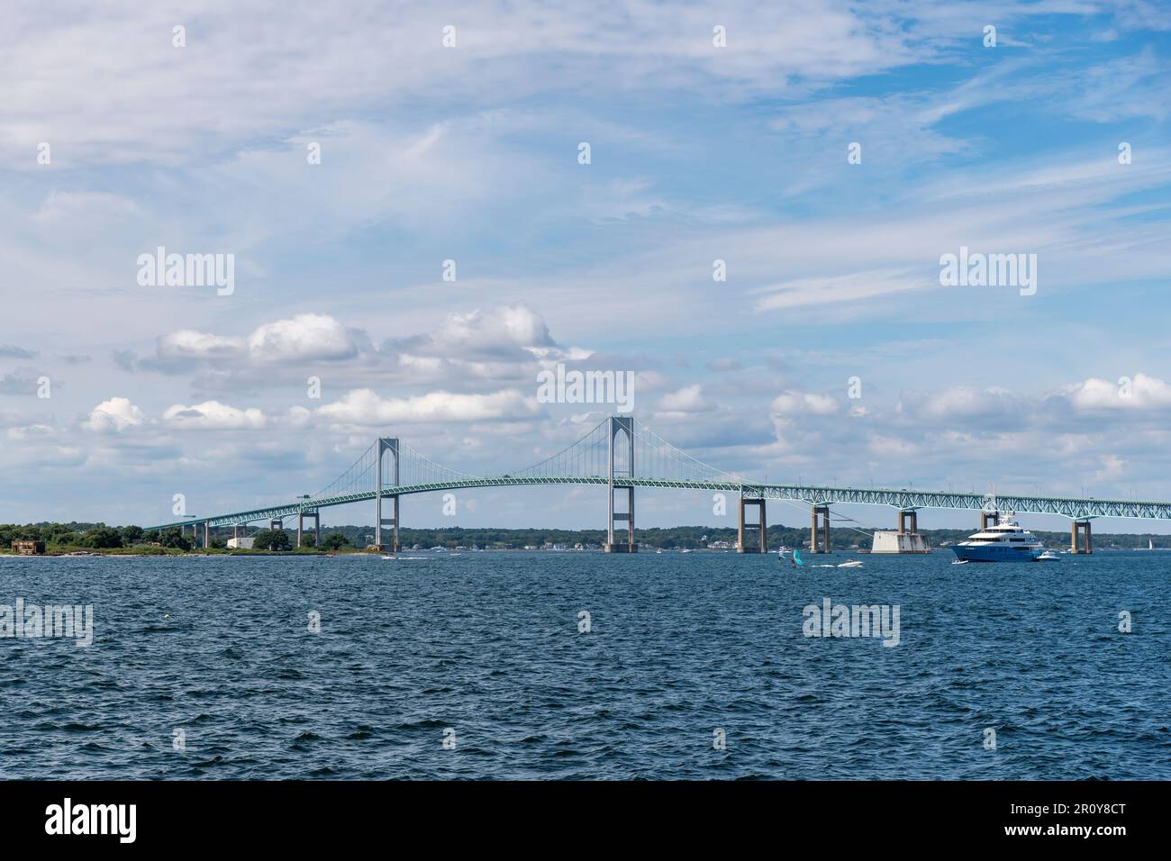 Vue sur l'eau de Mount Hope Bay vers une suspension à deux voies Mount Hope Bridge à Rhode Island, États-Unis reliant Portsmouth et Bristol Banque D'Images