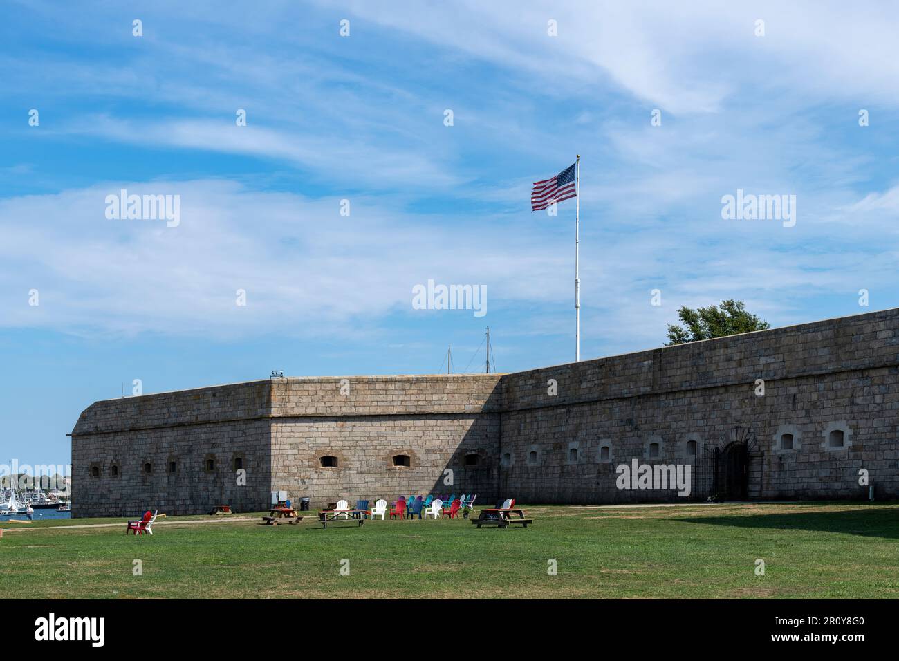 Vue sur une partie des murs extérieurs d'une ancienne fortification côtière de l'armée des États-Unis fort Adams dans le parc national de fort Adams, Newport, RI, États-Unis Banque D'Images