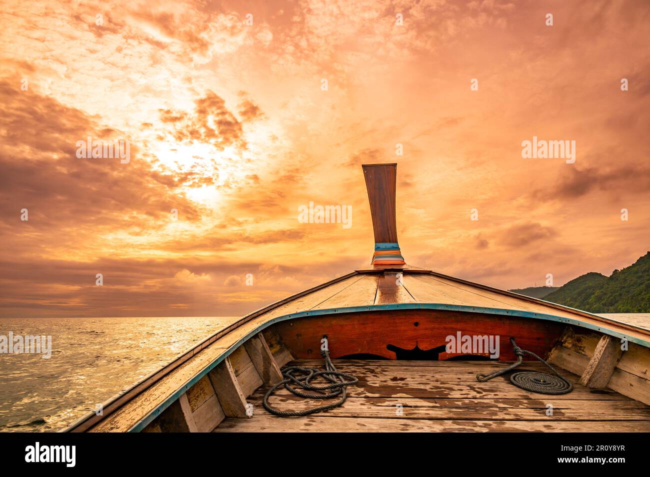 Vue depuis le long bateau à queue jusqu'au coucher de soleil spectaculaire au-dessus de l'océan. Concept de vacances exotiques dans le paradis tropical. Photo prise en Thaïlande près de Ko Banque D'Images