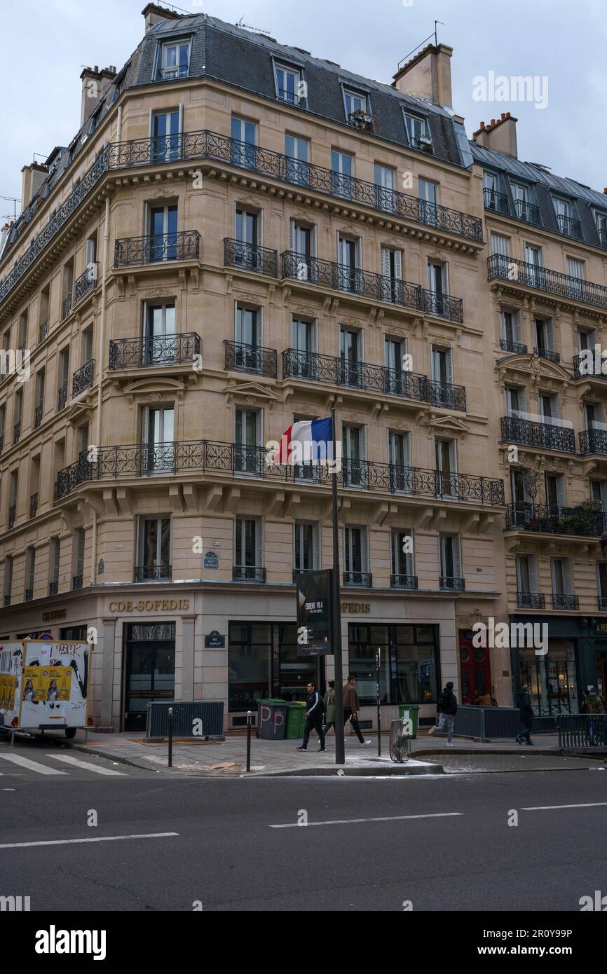 Drapeau français sur pôle dans la rue de Paris, France. 24 mars 2023. Banque D'Images