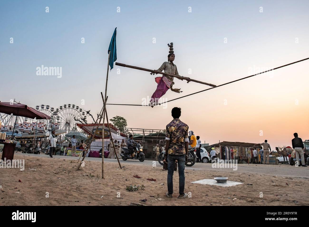 Un artiste de la ligne de jeu à la Foire de Pushkar Camel, Pushkar, Rajasthan, Inde Banque D'Images