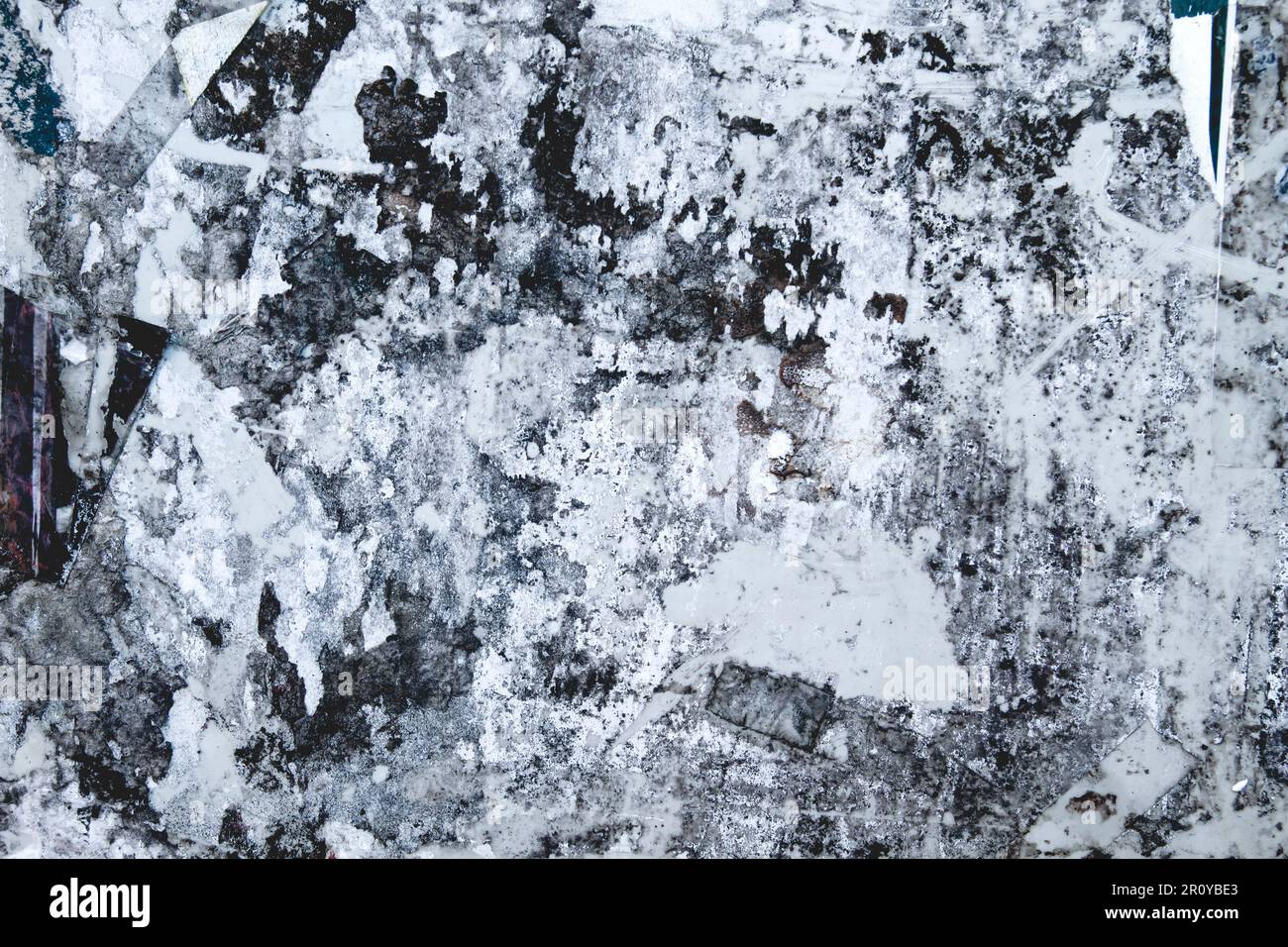 Morceaux de papier déchiré dans le vieux tableau d'affichage, fond grunge Banque D'Images