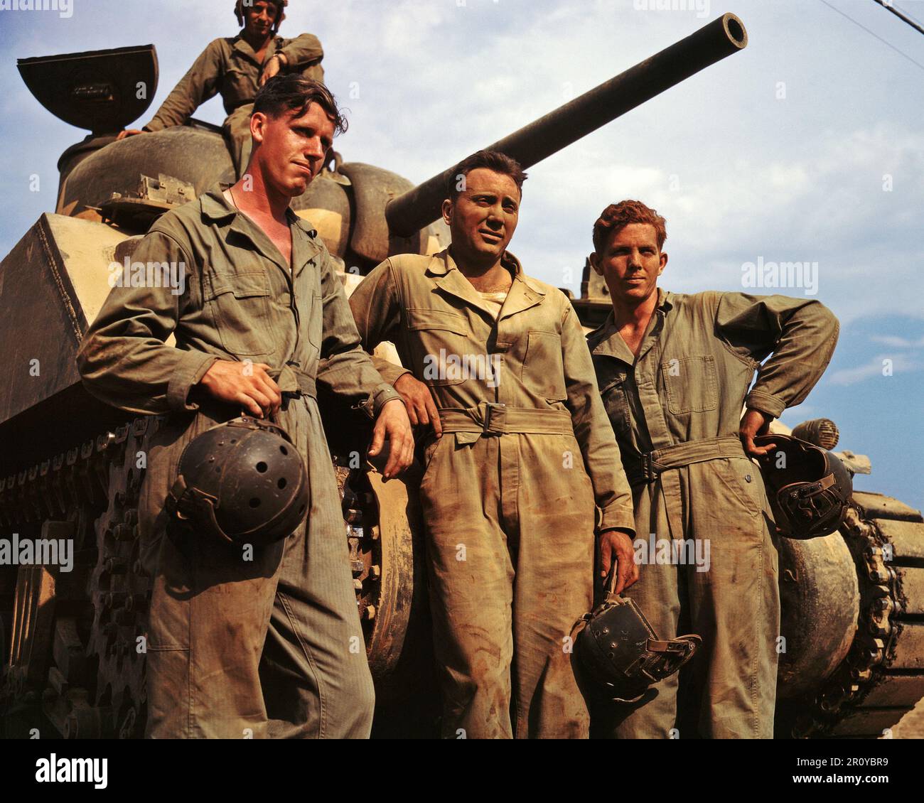 Équipage de char debout en face d'un réservoir de M-4, Ft. Knox, Ky. Juin, 1942. Photographie par Alfred T.Palmer / Bureau de la guerre de l'information. Banque D'Images