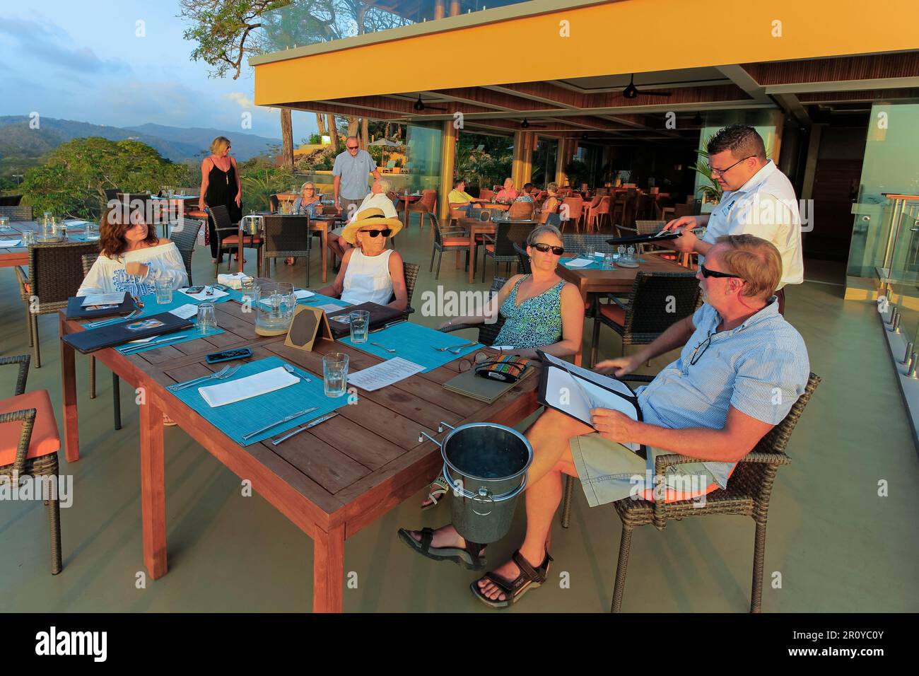 Dîner au coucher du soleil très apprécié au Lagarta Lodge, surplombant l'estuaire et la plage de la rivière Nosara. Nosara Boca, Nosara, Guanacaste, Costa Rica Banque D'Images