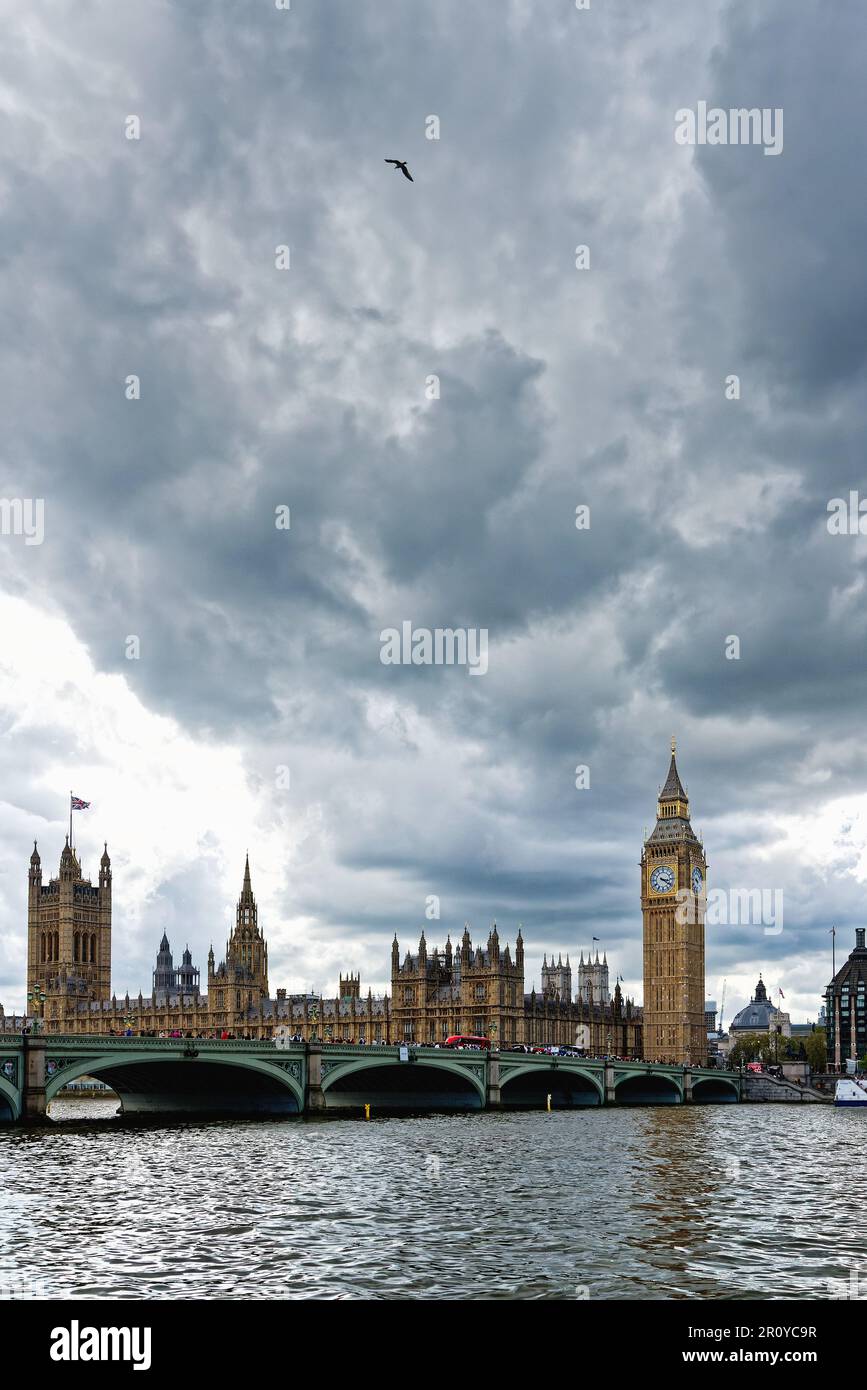 Des nuages de tempête sombres s'approchant au-dessus du Parlement, vue de l'autre côté de la rivière Thame, Londres Angleterre Royaume-Uni Banque D'Images