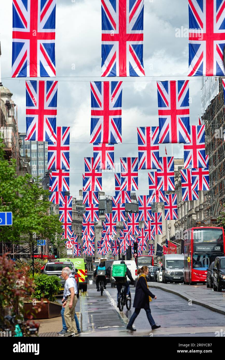 Une exposition spectaculaire des drapeaux de l'Union Jack à Regent Street pour célébrer le couronnement du roi Charles Third Central London England Banque D'Images