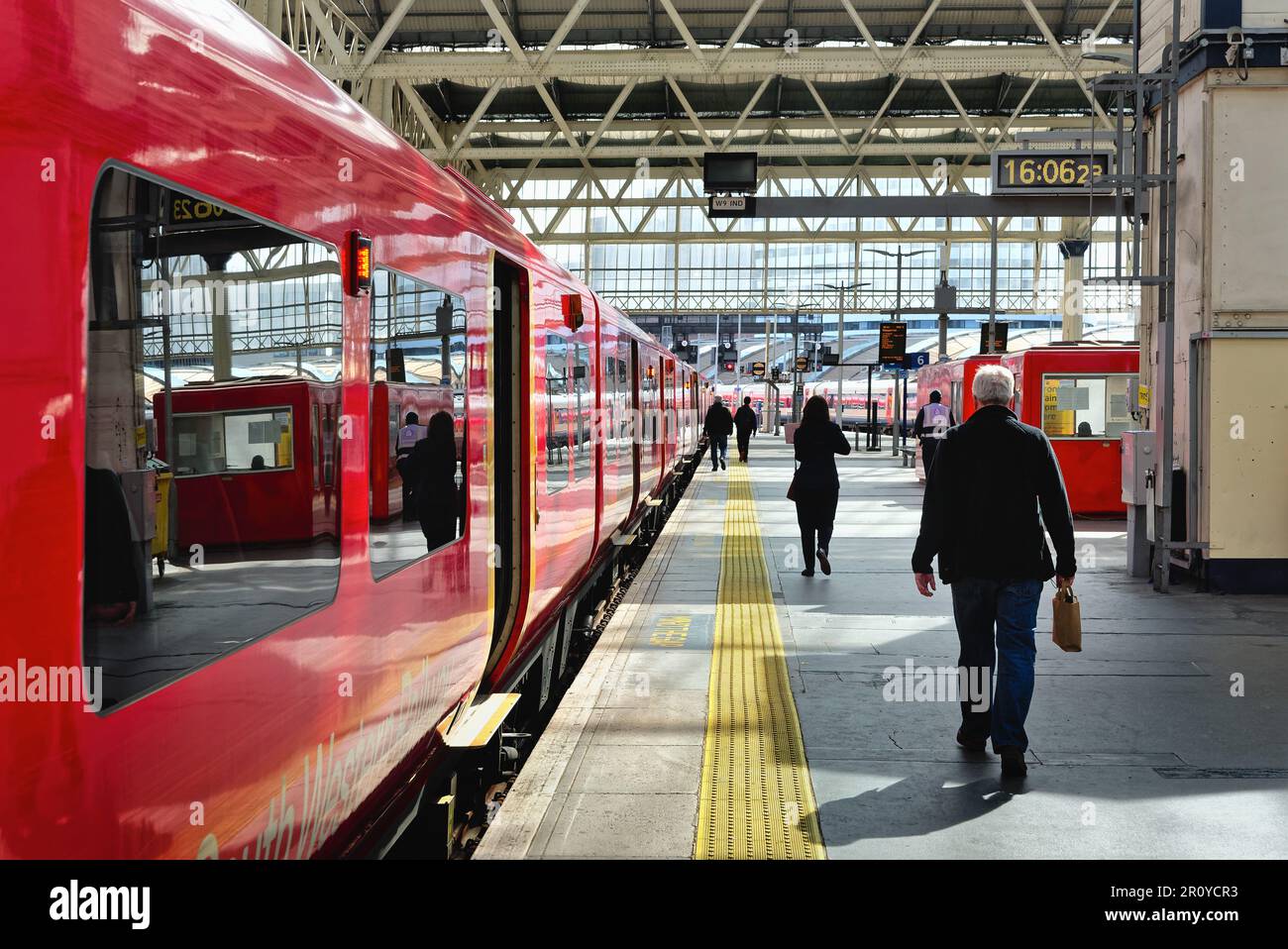 Un train de banlieue South Western Railway debout sur une plate-forme à la gare de Waterloo, Londres, Angleterre, Royaume-Uni Banque D'Images