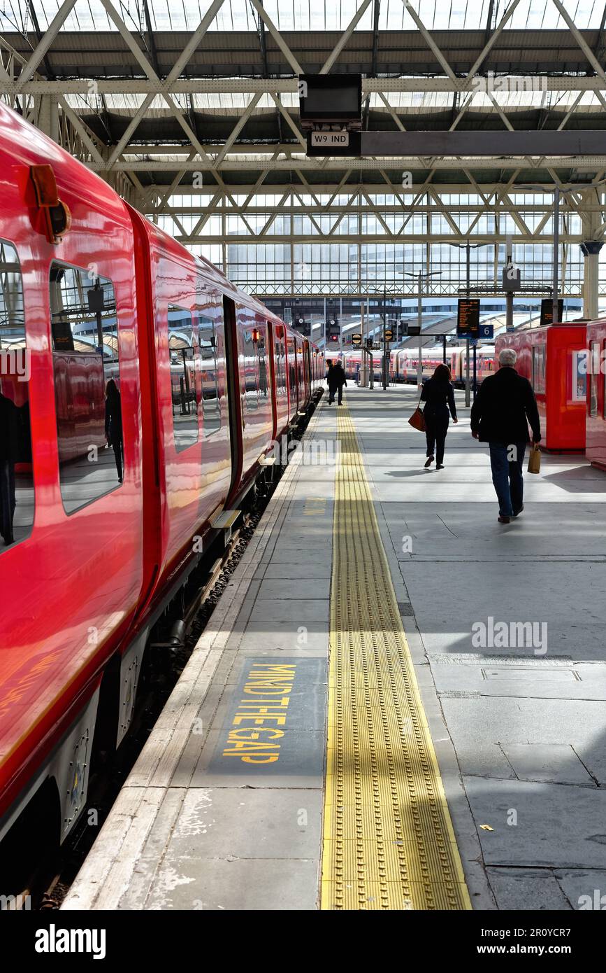Un train de banlieue South Western Railway debout sur une plate-forme à la gare de Waterloo, Londres, Angleterre, Royaume-Uni Banque D'Images