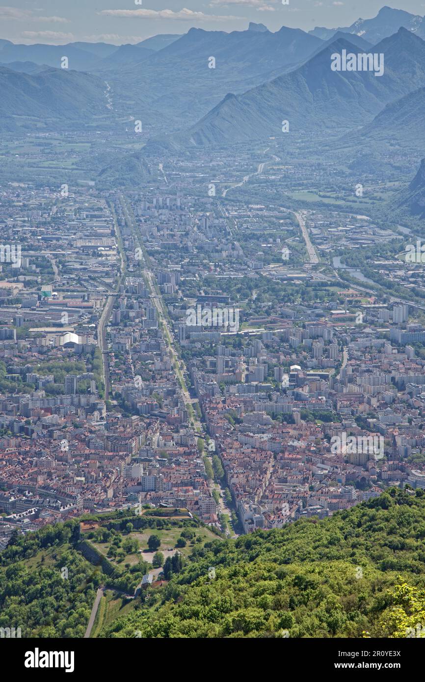 Ville de Grenoble, avec la forteresse Bastille et les montagnes du Vercors en arrière-plan Banque D'Images