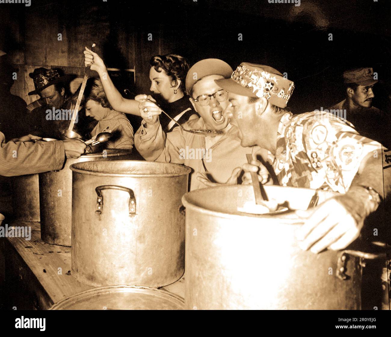 Movie star Mickey Rooney et membres de son usage voir plaisanter avec des troupes sur la ligne de Chow. Le 12 octobre 1952. Photo par le Cpl. John Scoblic. (Marine Corps) Banque D'Images