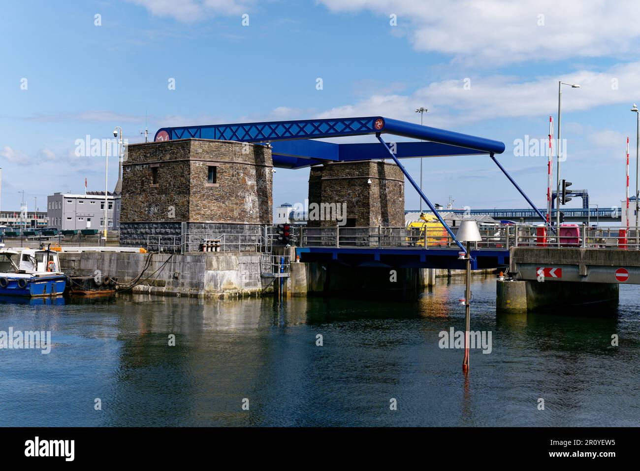 Ouvert en 2000, le pont de levage Millenium dans le port sur le verre de la rivière à Douglas sépare le port intérieur du port extérieur Banque D'Images