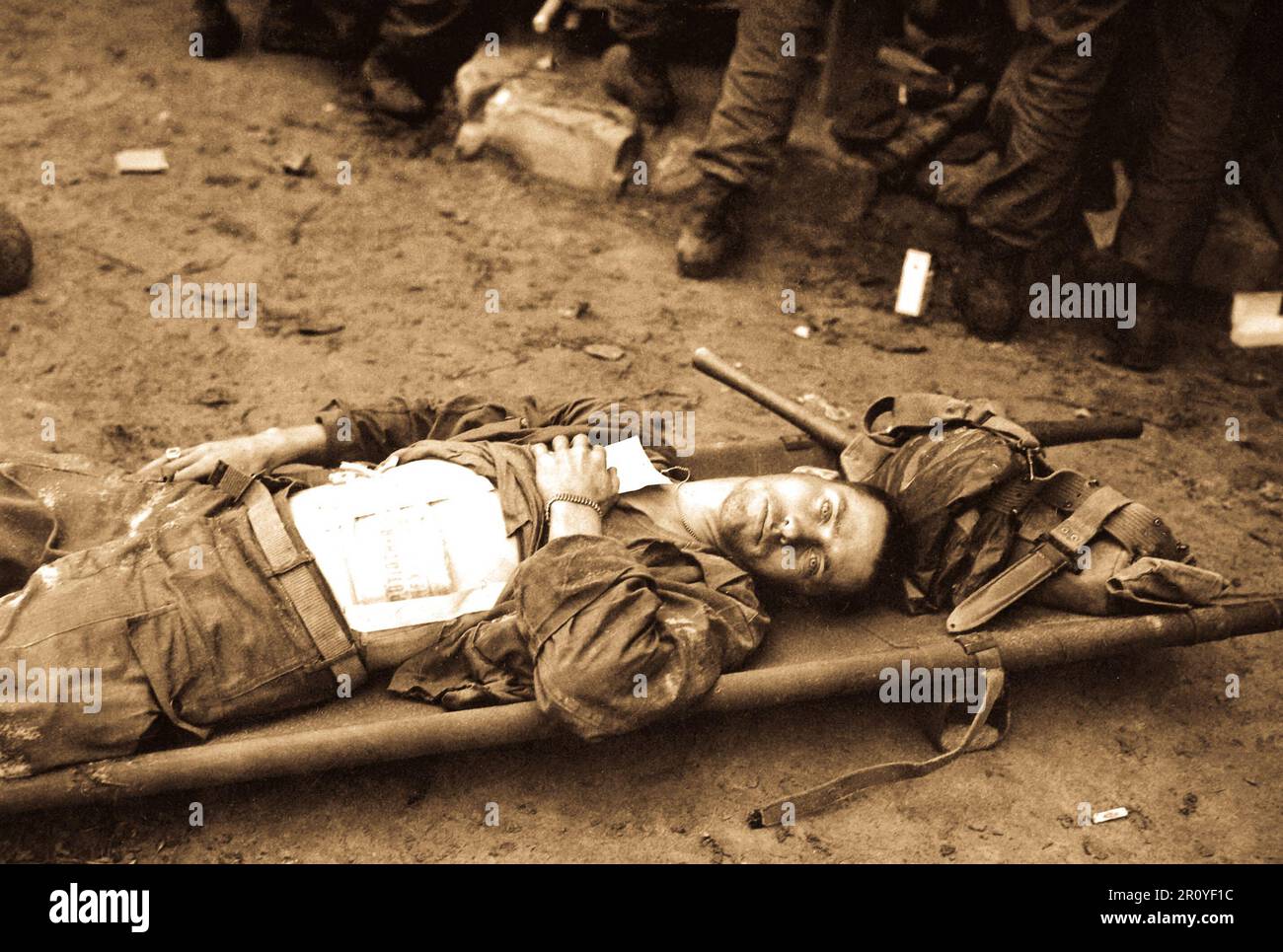Un soldat du 21st Infantry Regiment se trouve sur une civière à une station d'aide médicale, après avoir été cantonné en traversant la rivière Naktong en Corée. 19 septembre 1950. Photo du Cpl. Dennis P. Buckley. (Armée) Banque D'Images