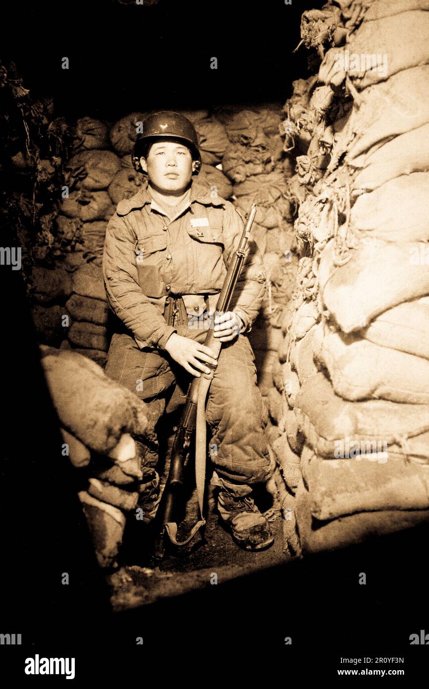 Un soldat de la République de Corée à Panmunjom le gardes route proche du camp de base de l'ONU, les délégués ( Melbourne )-ni. Le 15 mars 1952. Photo par G. Dimitri Boria. (U.S. Armée) Banque D'Images