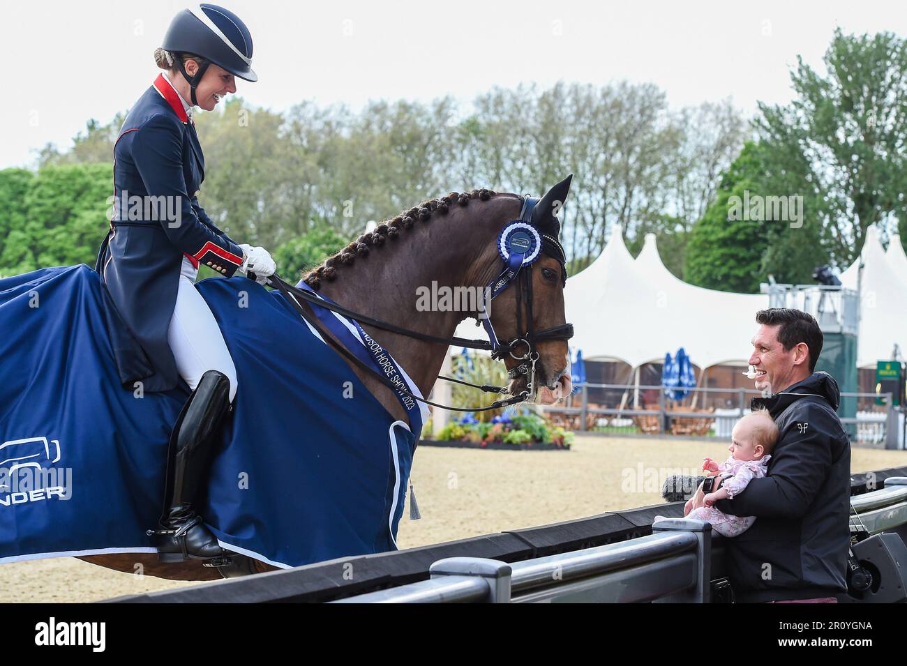 Windsor, Royaume-Uni. 10th mai 2023. Charlotte Dujardin circonscription Imhotep gagnante du Defender CDI4* FEI dressage C Grand Prix félicitant sa fille Isabella et sa partenaire Dean pour sa première compétition après la naissance d'Isabella et pendant le Royal Windsor Horse Show, Tenue dans le domaine privé du château de Windsor à Windsor dans le Berkshire au Royaume-Uni entre le 10 et le 14th mai 2023 crédit: Peter Nixon / Alay Live News Banque D'Images