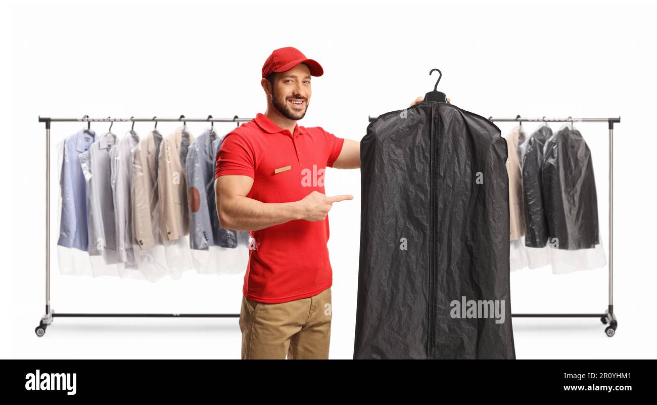 Travailleur tenant des vêtements sur un cintre avec une couverture et  pointant devant des porte-vêtements isolés sur un fond blanc Photo Stock -  Alamy