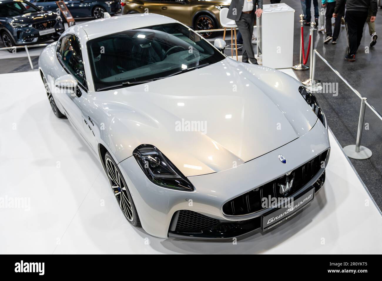 Riga, Lettonie, 28 avril 2023 : la supervoiture de luxe Maserati GranTurismo a été présentée au salon de l'automobile de Riga Banque D'Images
