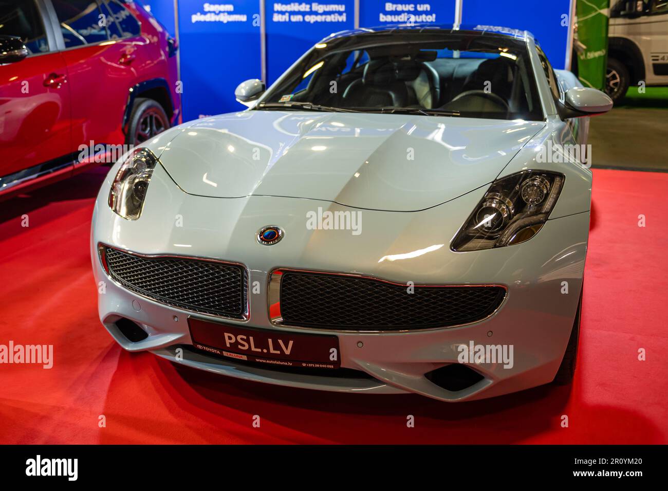 Riga, Lettonie, 28 avril 2023: Karma Revero Supercar hybride de luxe présenté au salon de l'automobile de Riga Banque D'Images