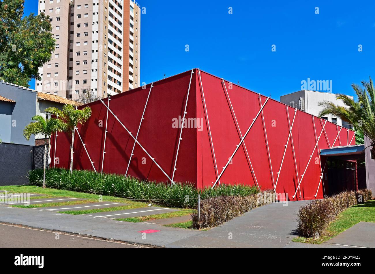 Façade moderne rouge à Ribeirao Preto, Sao Paulo, Brésil Banque D'Images