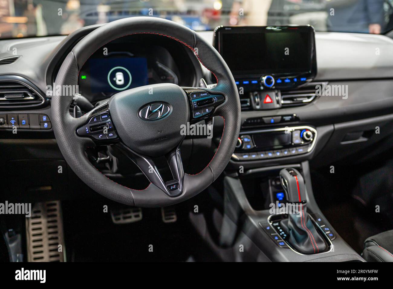 Riga, Lettonie, 28 avril 2023 : intérieur à fixation Hyundai i30, volant, console centrale, cockpit, planche de bord, affichage Banque D'Images