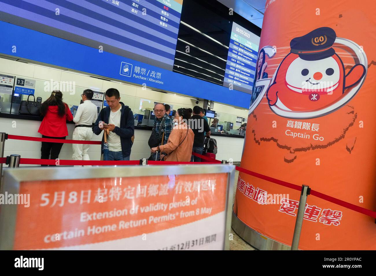 Des comptoirs sont mis en place pour les passagers qui utilisent leur permis de retour à domicile expiré pour acheter des billets de train à grande vitesse à la gare de Hong Kong West Kowloon. 08MAY23 SCMP / Sam Tsang Banque D'Images